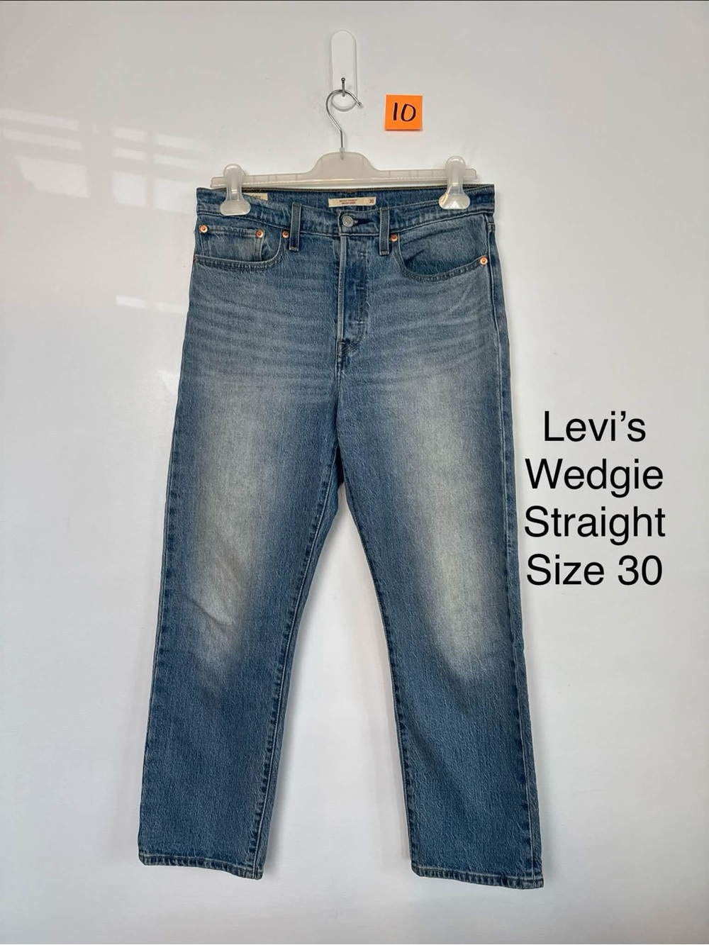 LEVI’S Wedgie Straight Jeans - Button fly. 99% cotton with elastane.
Size: 30